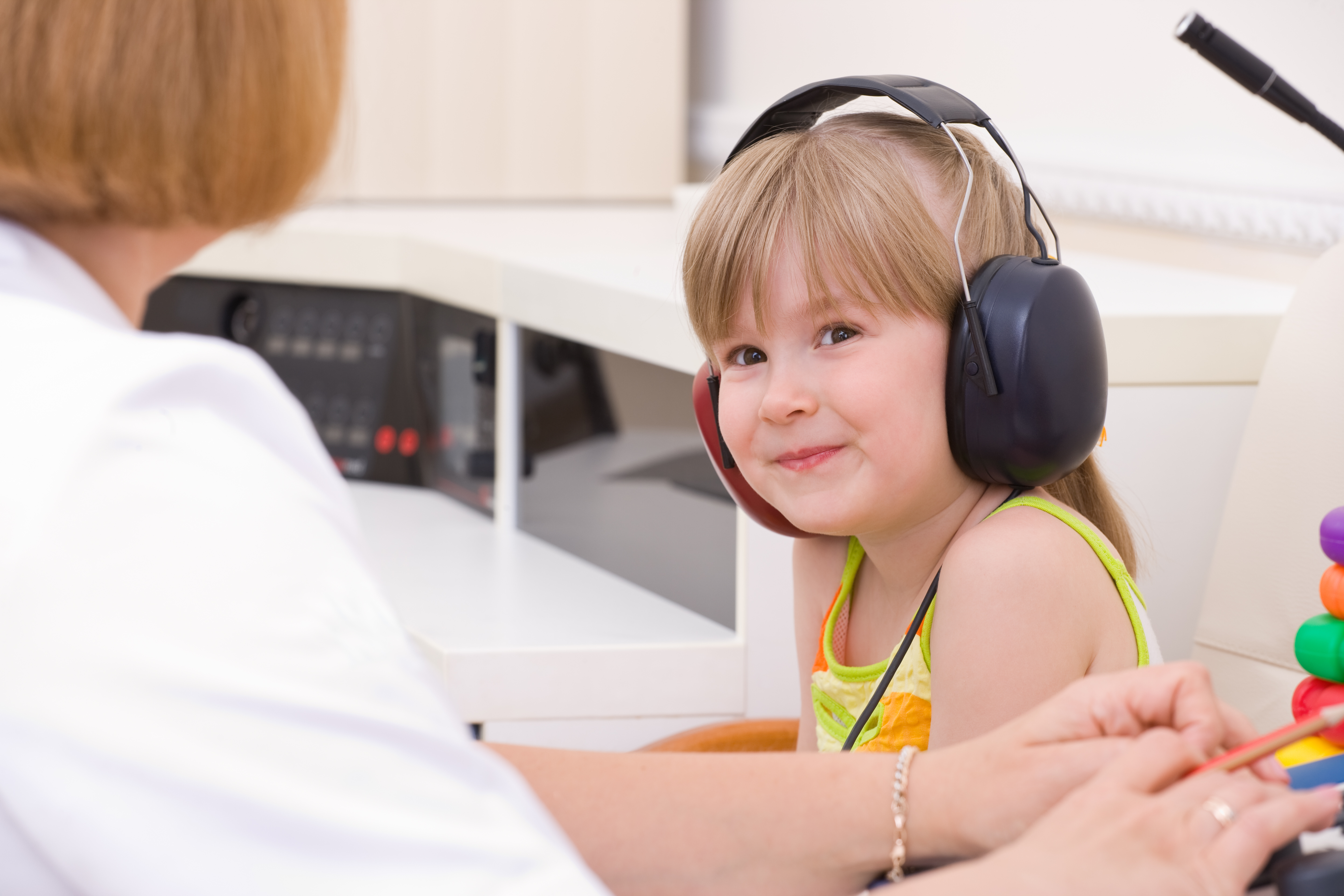 Сайт слабослышащих. Дети с нарушением слуха.. Реабилитация детей с нарушением слуха. Игровая аудиометрия для ребенка. Глухие и слабослышащие дети.